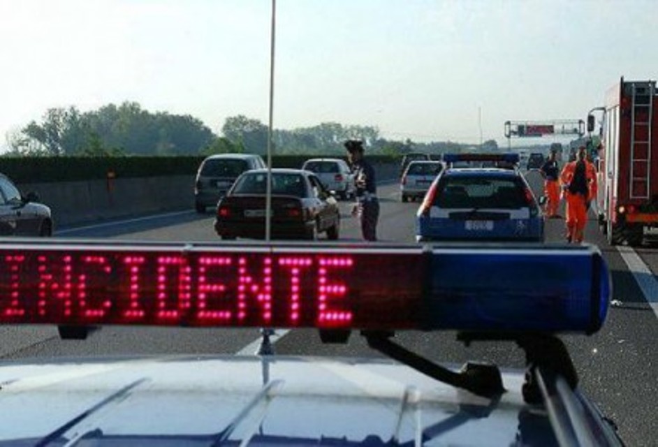 Appia: Problemi Alla Circolazione Per Mezzo Pesante Capovolto