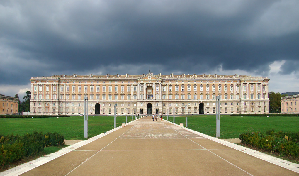 Reggia Di Caserta: Donna Si Lancia Dal Terzo Piano