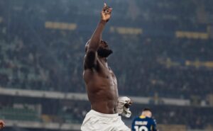 Romelu Lukaku esulta dopo il gol al Verona