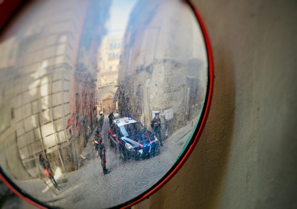 Sparatoria A Napoli: Due Ragazze Ferite