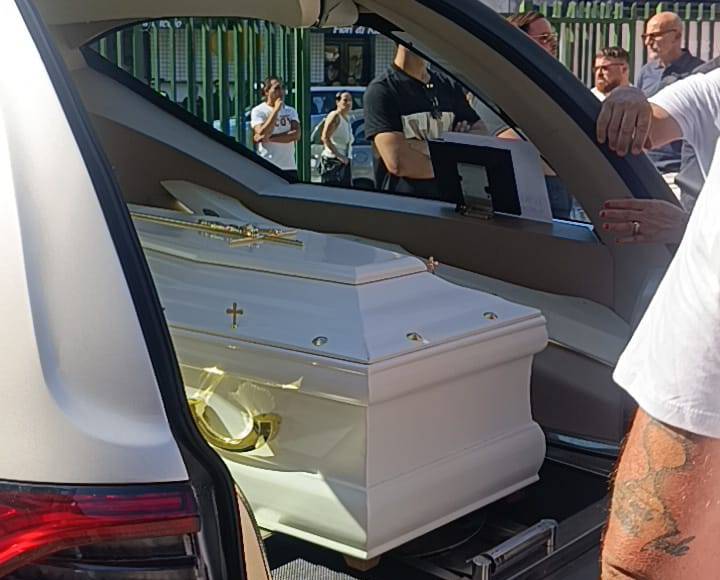 A Miano i funerali di Lorenzo