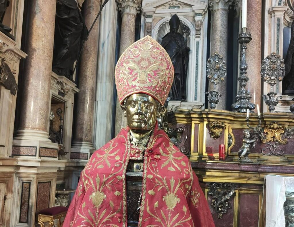 Arrestato dopo aver rubato mitra S. Gennaro